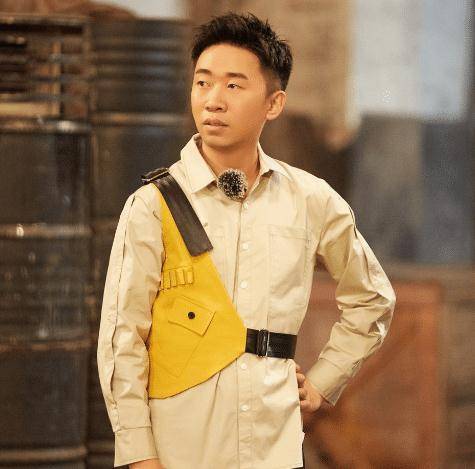 杨迪在校园里穿校服,调侃自己明年18,还是一个高中生_照片_时候_什么