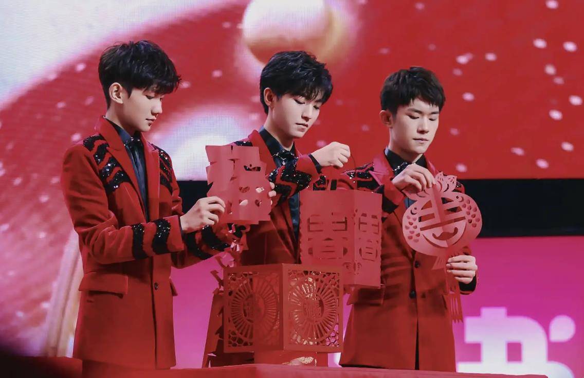 "是粉丝不是丧尸",tfboys十年之约或成笑话,过度防护令人不适_演唱会