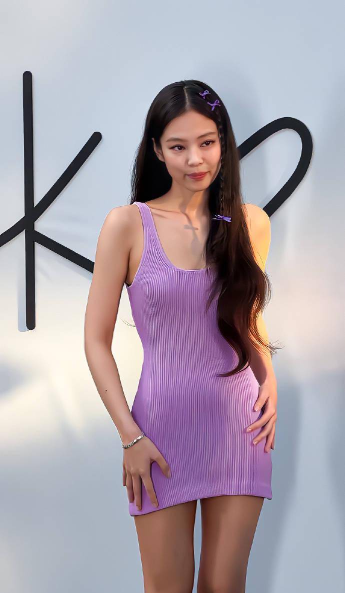 jennie出席时尚品牌活动,身穿紫色吊袜带裙露出时尚锁骨,露肩