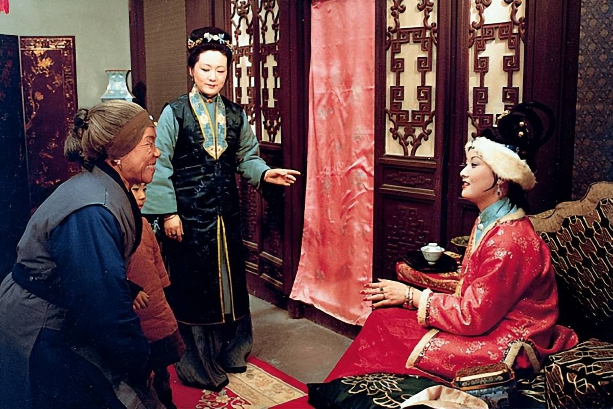 恶仆发善心,周瑞媳妇让刘姥姥进荣国府,到底有啥目的?