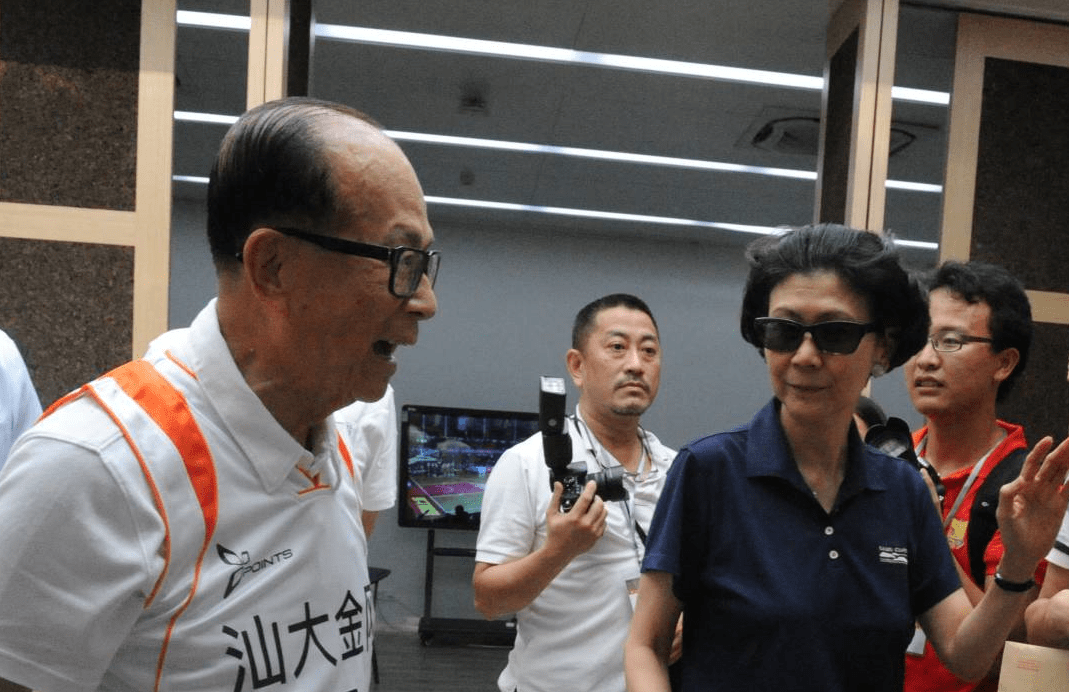 李家父子的红颜,梁洛施跟李泽楷分手,周凯旋却获李嘉诚默认名分_身份