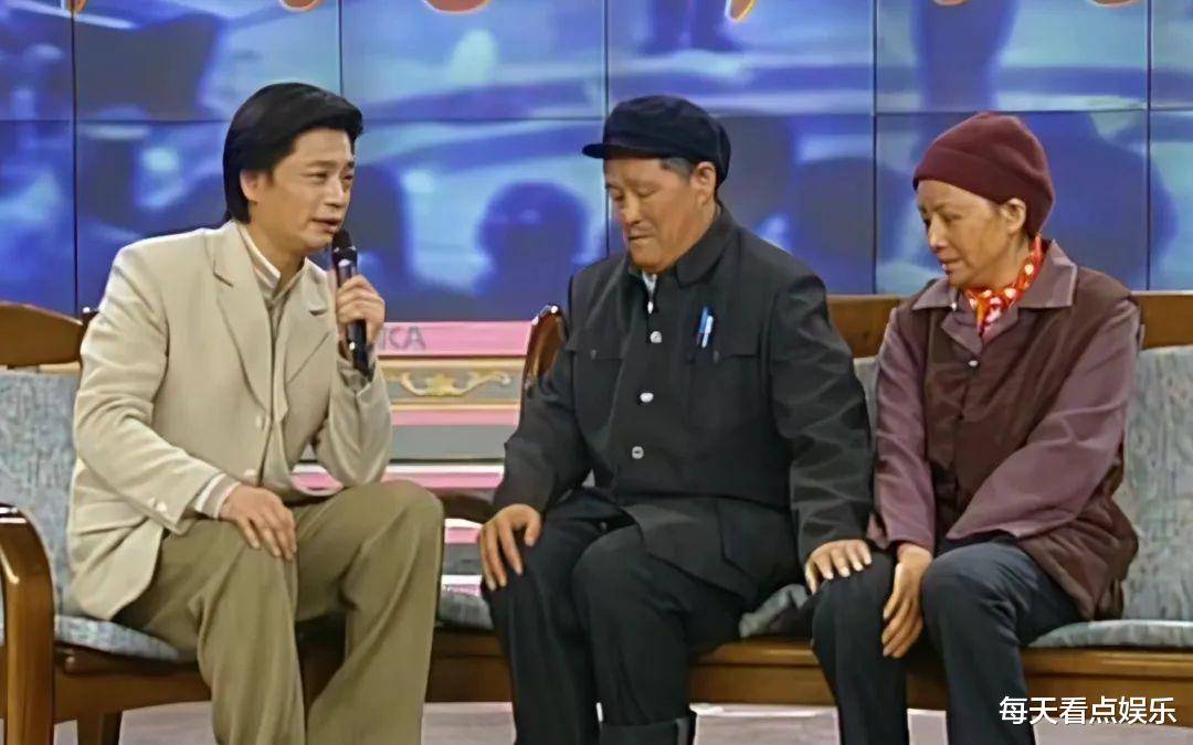 在二十多年前的舞台舞台上,赵大叔和宋丹丹演的小品《昨天今天明天》