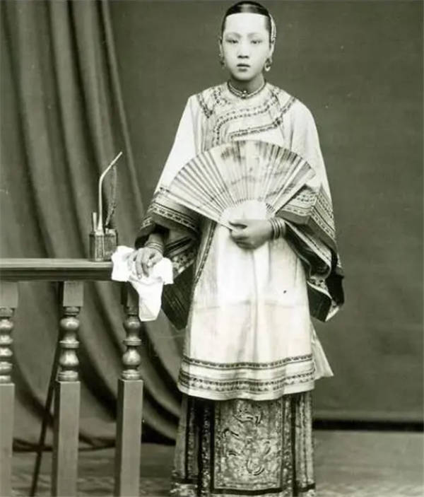 李鸿章师从曾国藩,学习经世之道,后来因太平天国运动爆发,他意外成为