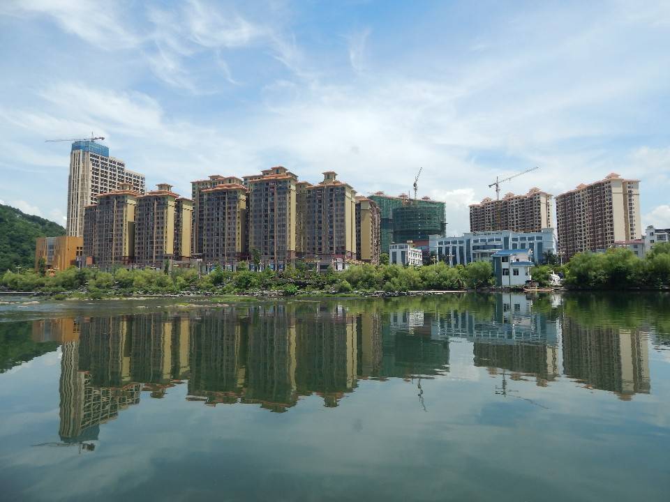 桂林市荔浦这家高端的一线江景国际酒店被拍卖_项目_半岛_包括