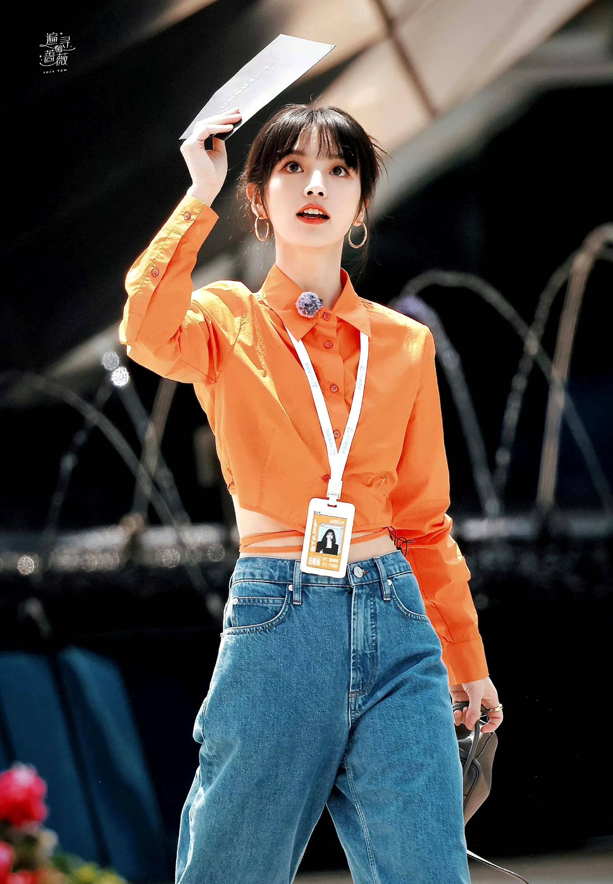 像田曦薇一样,穿高腰阔腿裤,休闲又靓丽又秀身材_牛仔裤_活力_女孩