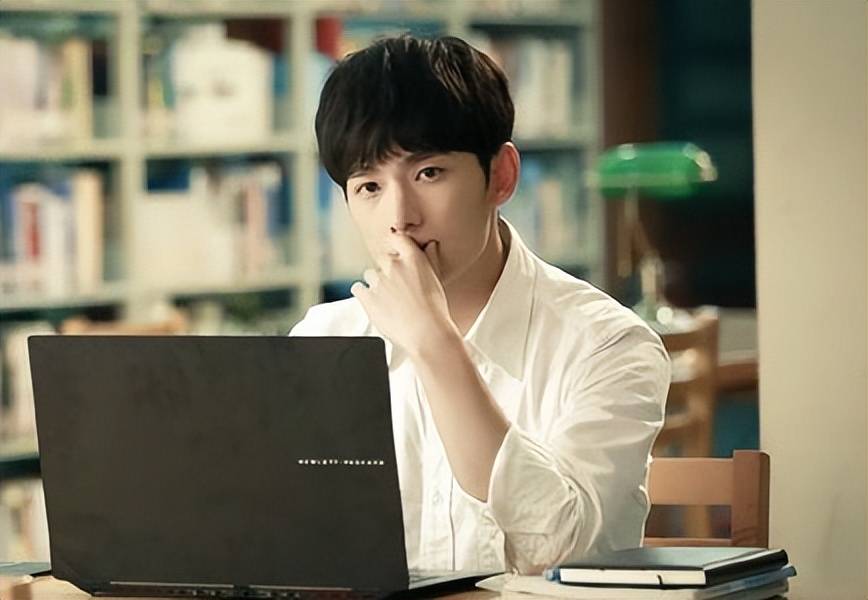 从"军艺校草"到"九漏鱼",杨洋中专学历曝光,难怪脑袋空空_毕业_教育