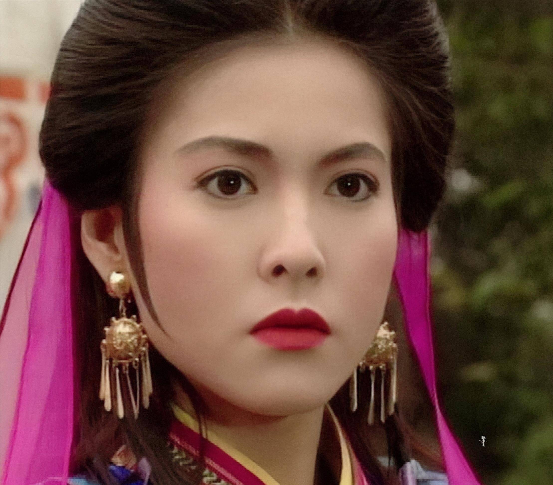 "紫衫龙王"李婉华:嫁平凡丈夫,41岁生三胎,女儿比她还漂亮_吴镇宇