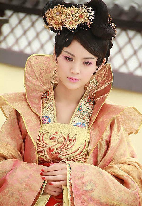 第二个人是新人演员祝绪丹,先不说她在《谈判官》中饰演的商碧晨演技