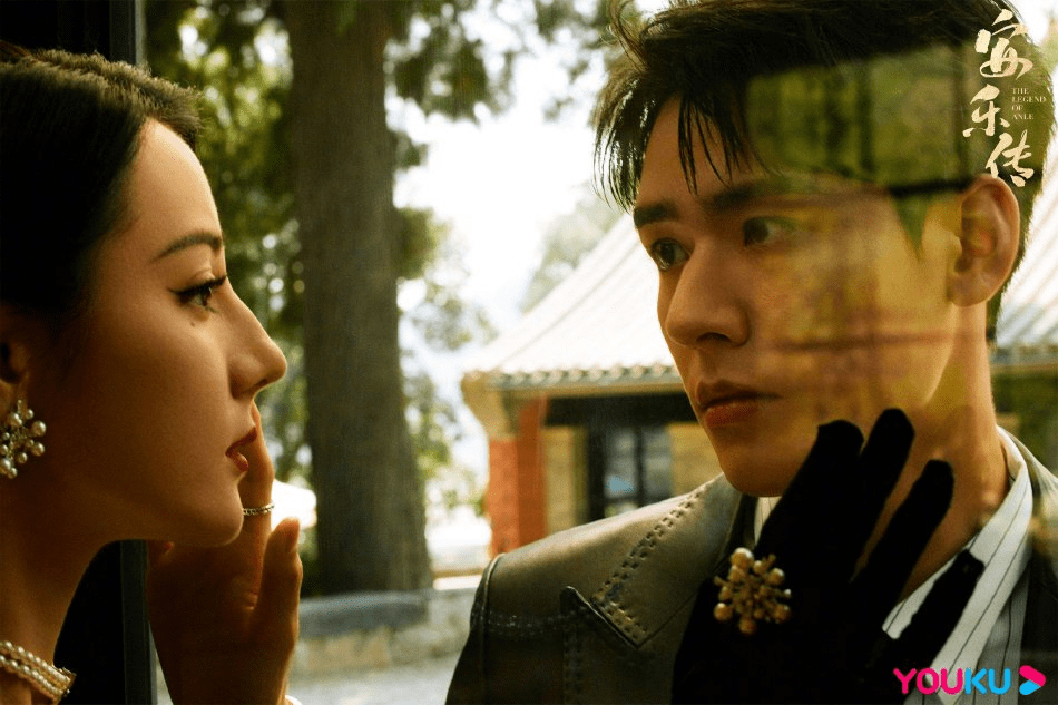 迪丽热巴龚俊复古风大片曝光 甜蜜对视张力十足_合作_演技_魅力