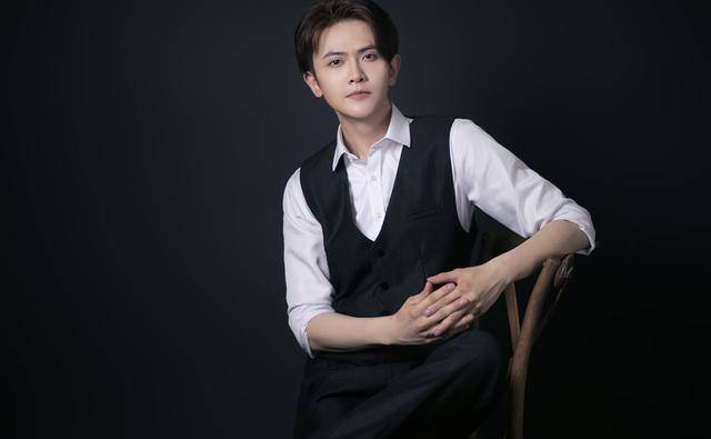 《庆余年》意外捧红二皇子,他出生于艺术世家,就职于