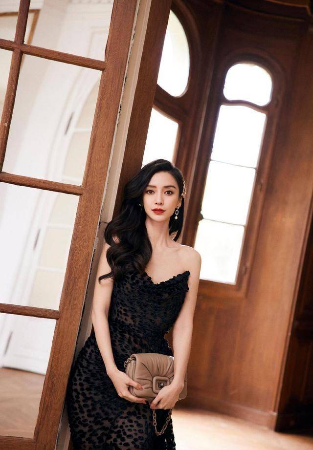 angelababy深v抹身材裙,完美身材引爆眼球,肤白貌美长腿惊艳全场_魅力