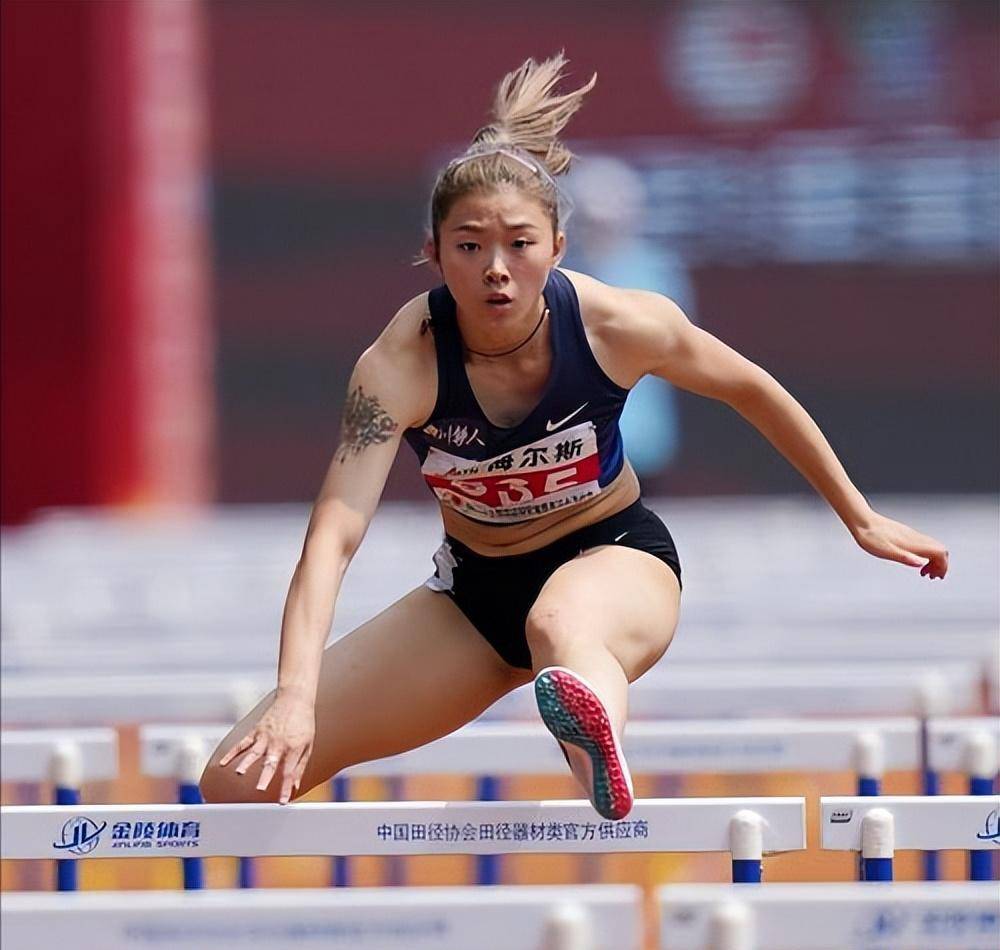 女子100米栏决赛,阵容竞争十分激烈,林雨薇等运动员与国外选手亚拉吉