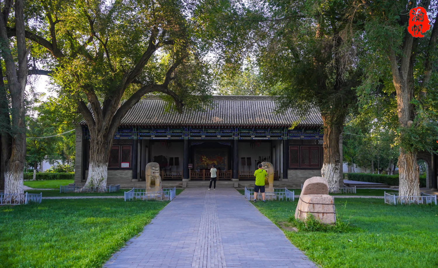 也是霍城重要的旅游景区,里面古树参天,环境优美,有军府大门,将军府