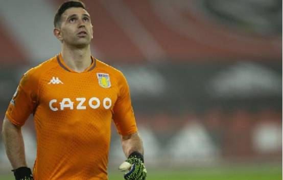 埃米利亚诺·马丁内斯是阿斯顿维拉队的门将,他在上赛季表现出色_交易