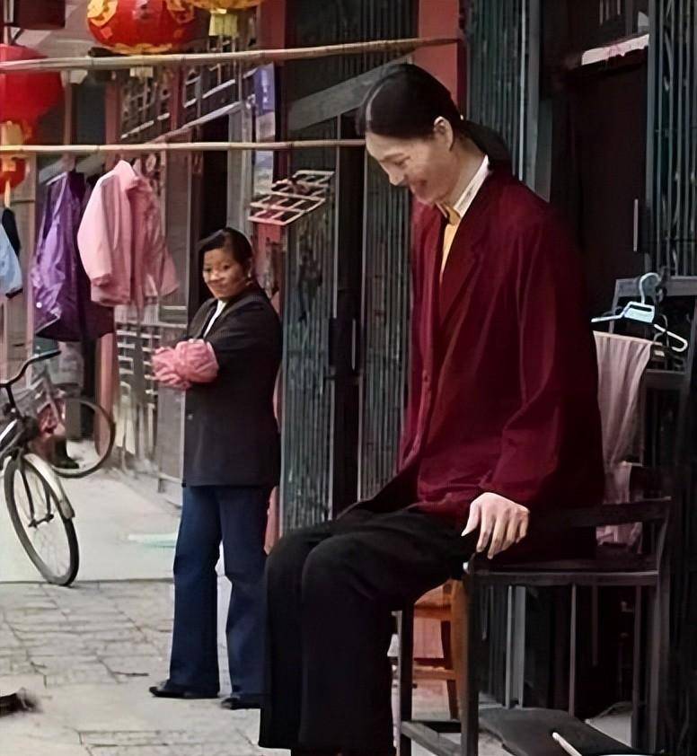 安徽"世界第一女巨人":穿78码鞋,一顿吃6碗面,41岁不幸离世_姚德芬