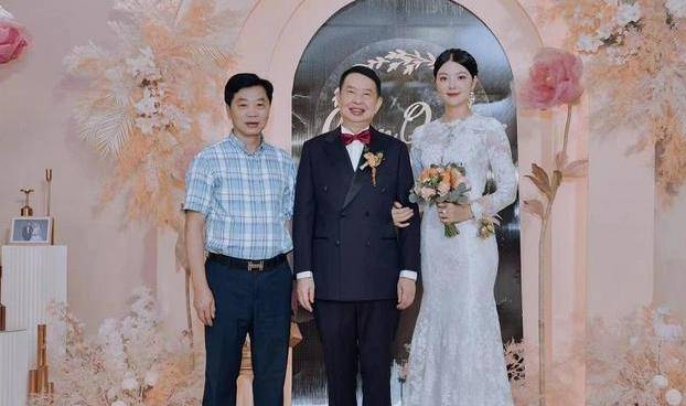 钱冰结婚了,母亲尸骨未寒,父亲却再寻新欢,陈磊克制不住自己的愤怒