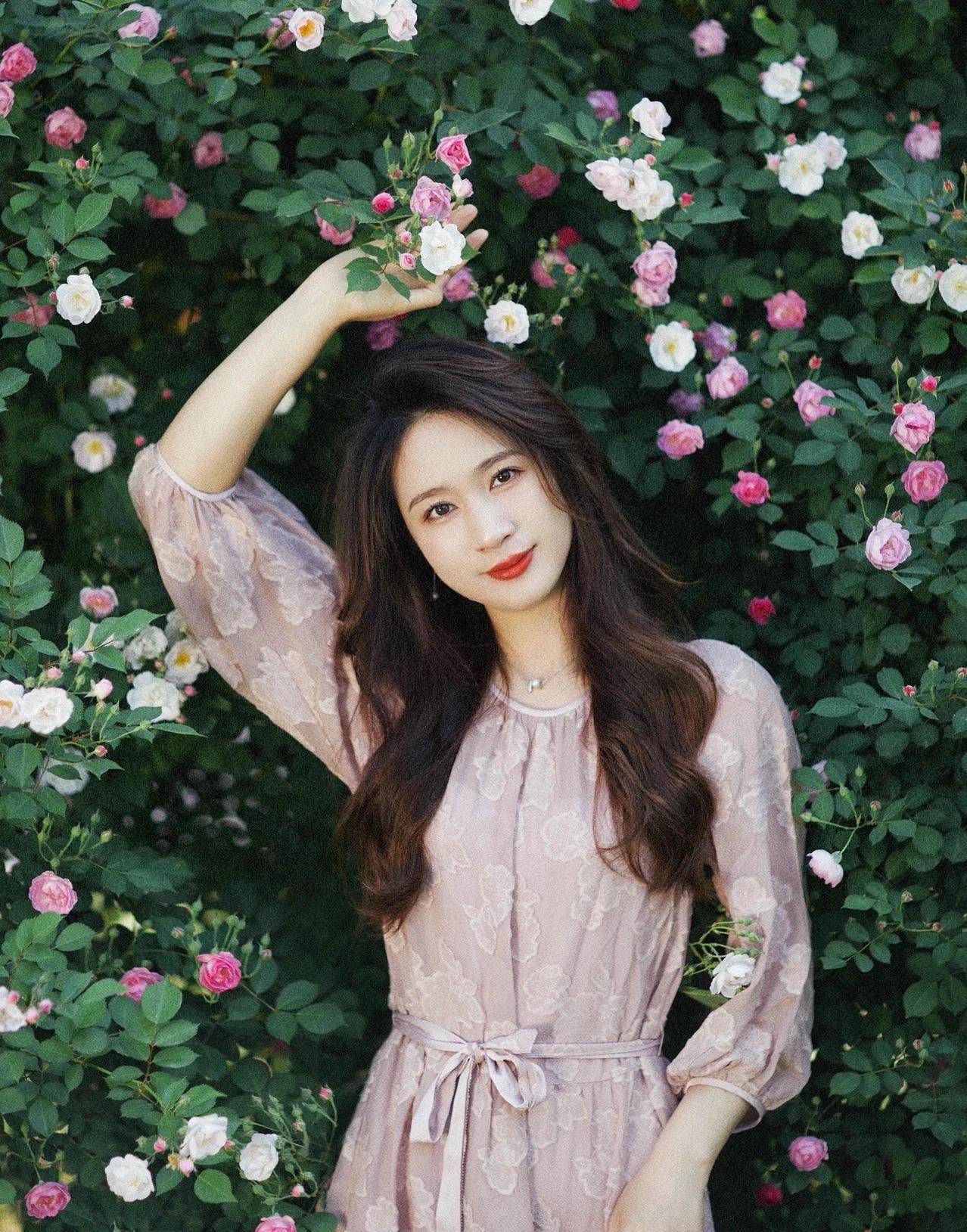 气质女人拍照时应该保持优雅的姿势,拍照时他温柔又好看_照片_镜头