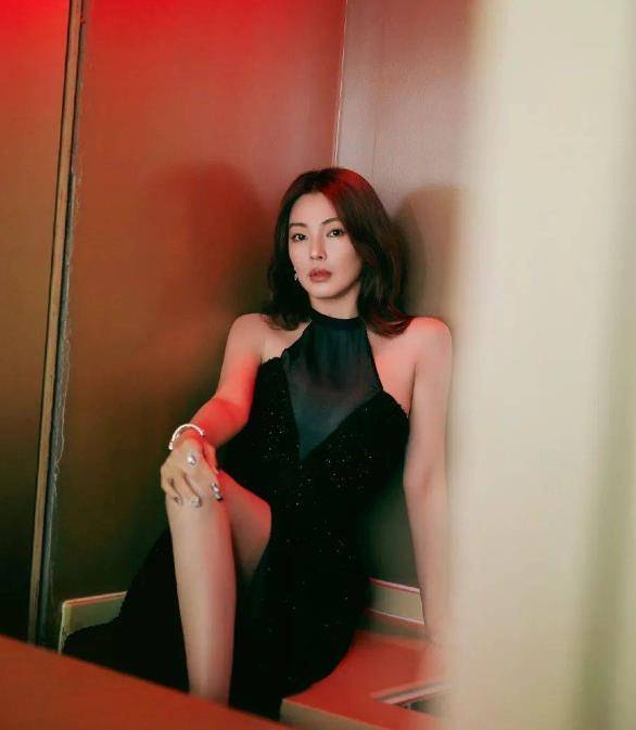 张雨绮身穿黑色吊袜带衫,时尚火辣,网友:爱了爱了_风格_皮肤_演技