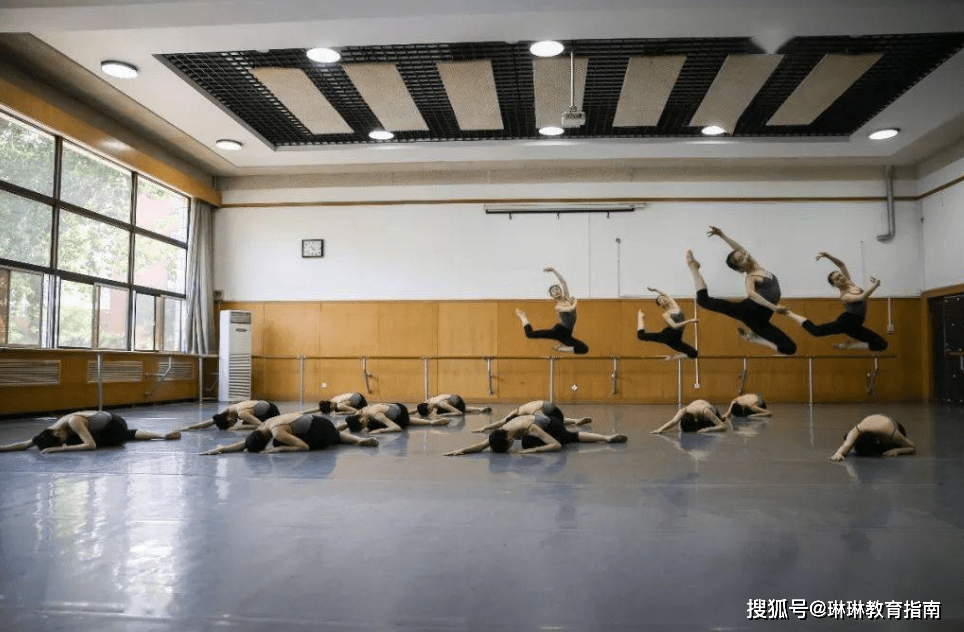 曾和杨洋齐名,如今凭借《莲花楼》爆火,来自大学老师的降维打击_刘迦