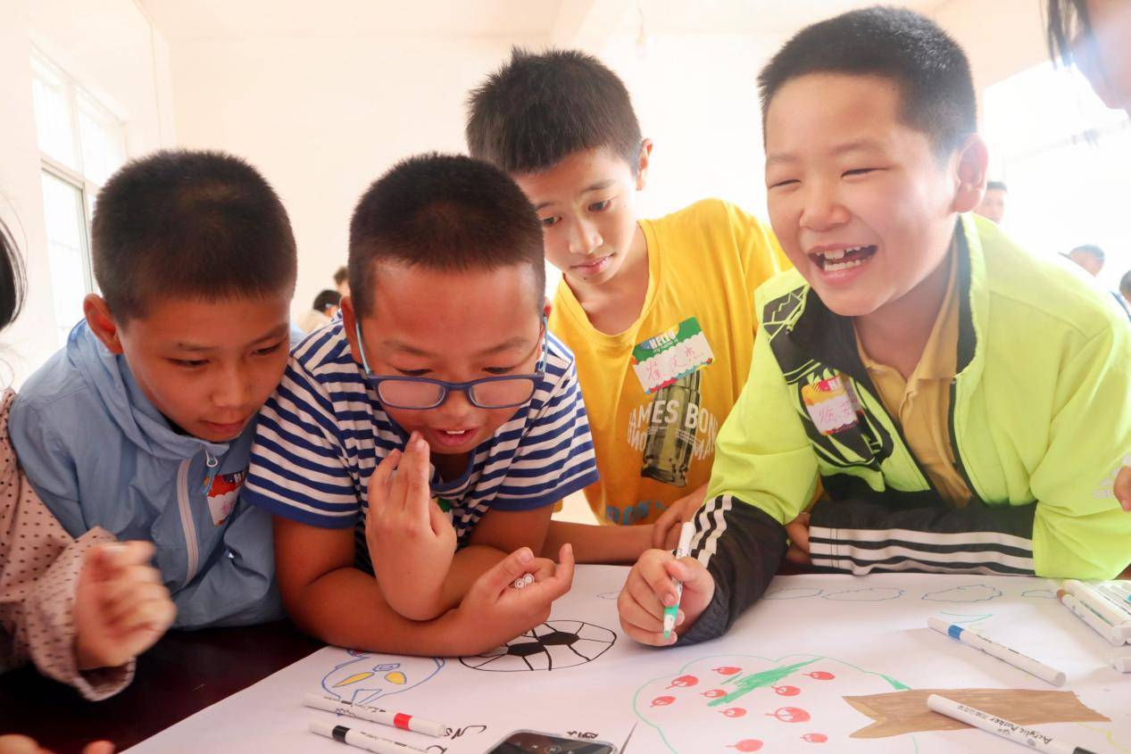 "参加夏令营的四年级学生周紫阳高兴地说.