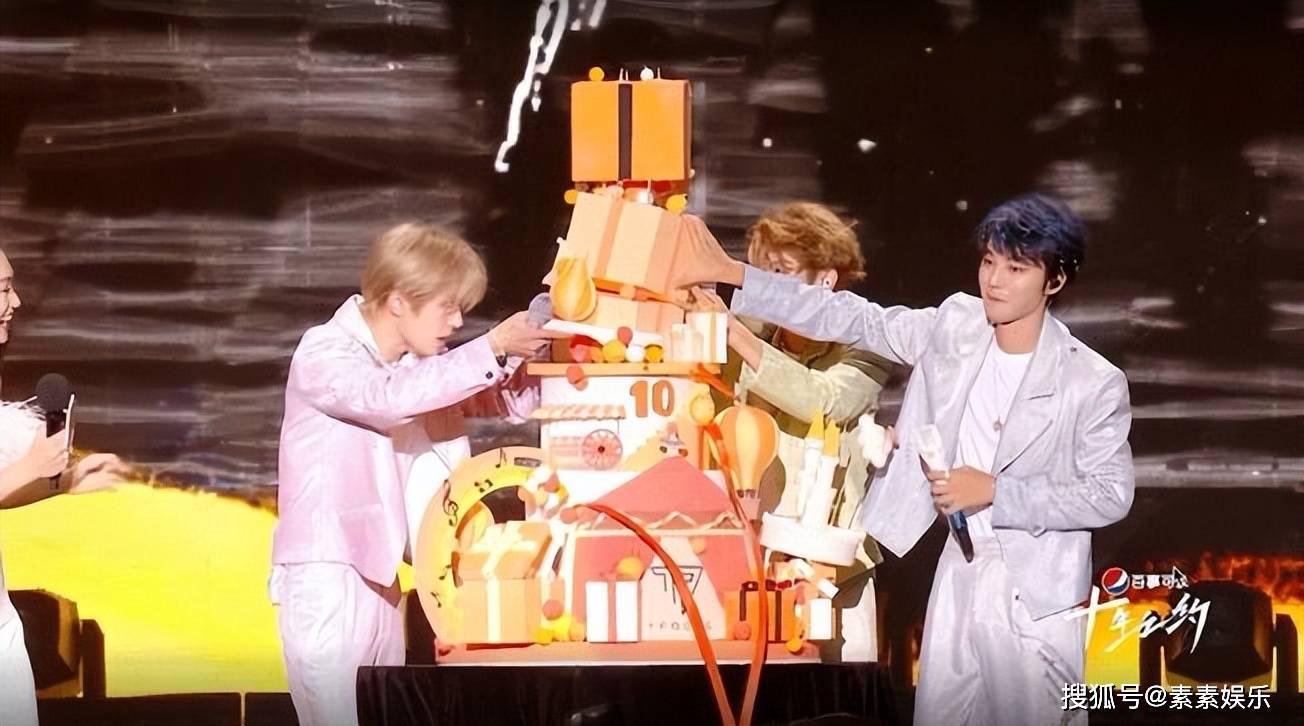 tfboys演唱会3个意外:易烊千玺被激光笔射中眼睛,眼眶立马变红_蛋糕