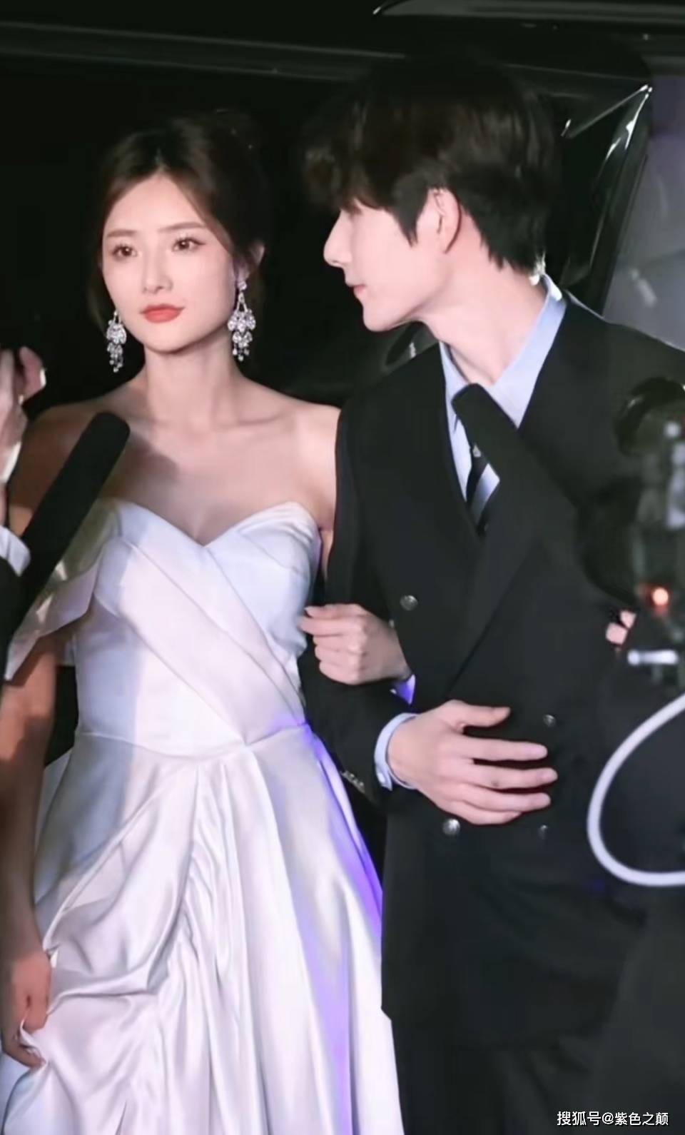 黄锦鸿求婚晨妍成功,两人恋情进入新篇章,晨妍事先竟然毫不知情_爱情