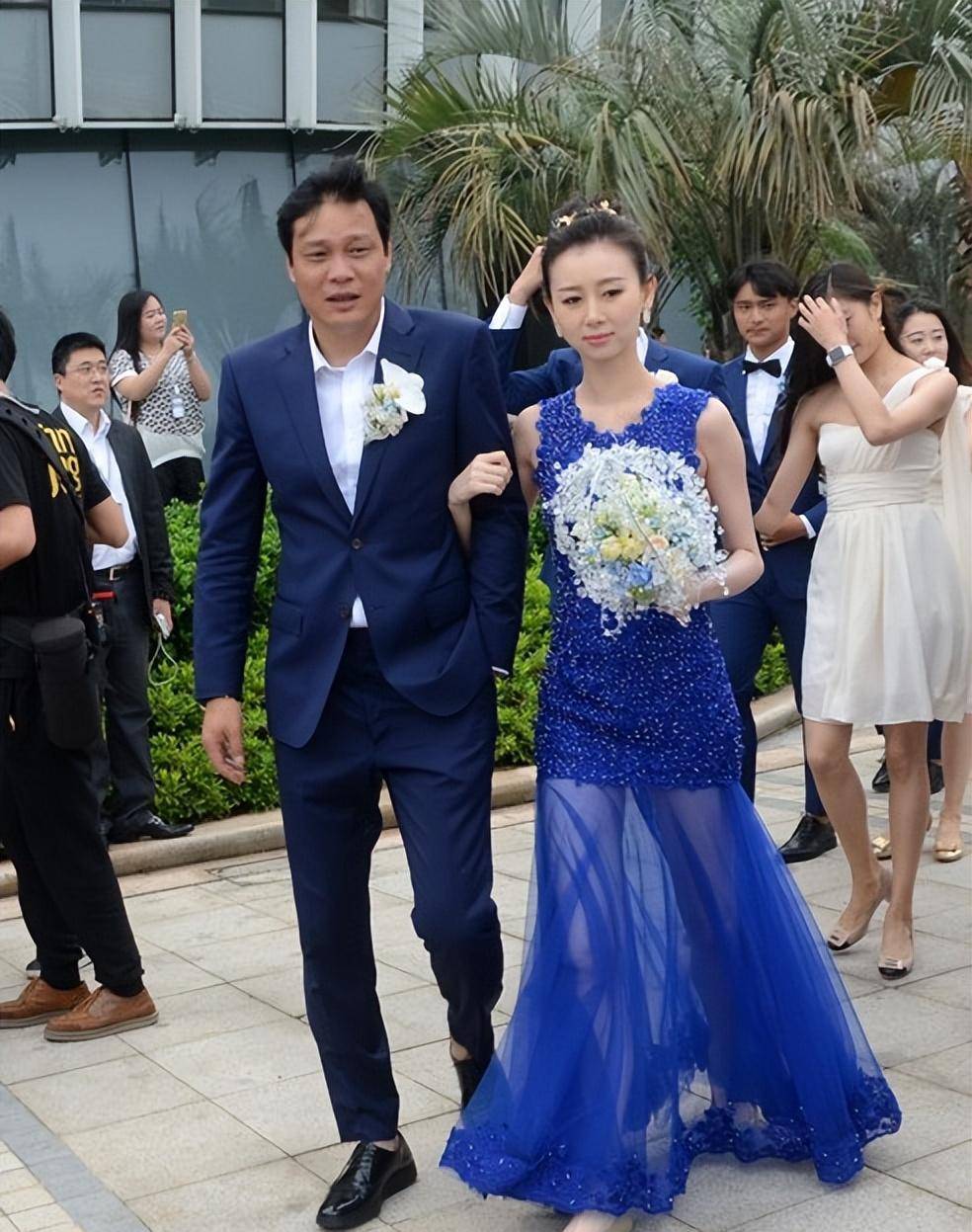 范志毅和小17岁娇妻罕见同框!