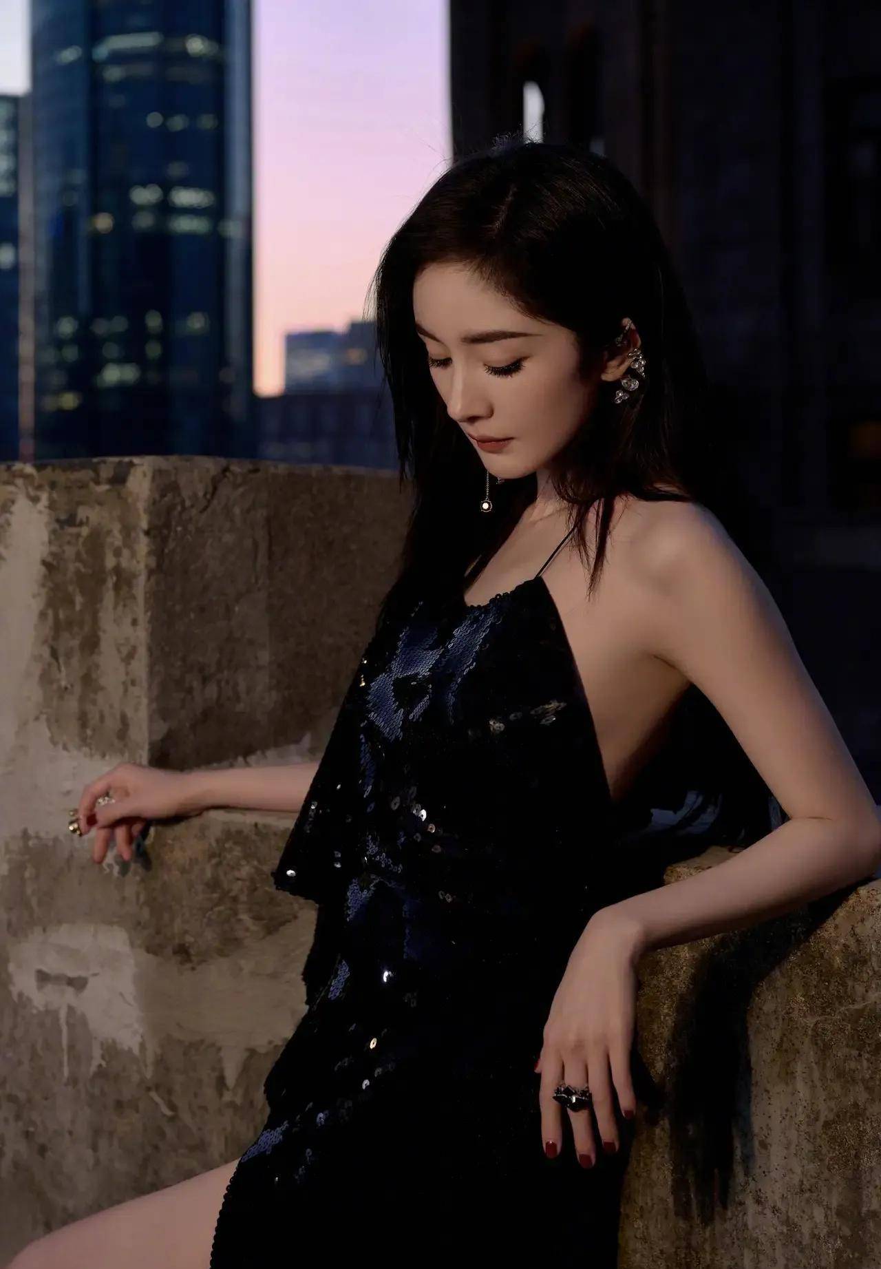 杨幂身穿黑色系带亮片连衣裙,在gq红毯上大秀火辣身材!