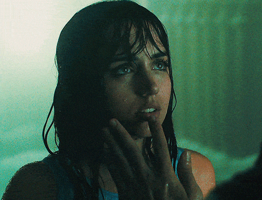 这双琥珀色的眼里,缓缓流下了一滴珍珠泪的镜头,让人难以忘却.