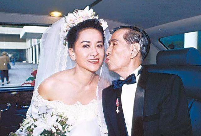 53岁港星邓兆尊新欢身材火爆,家里已有2女友,自曝不结婚不生子_邓永祥