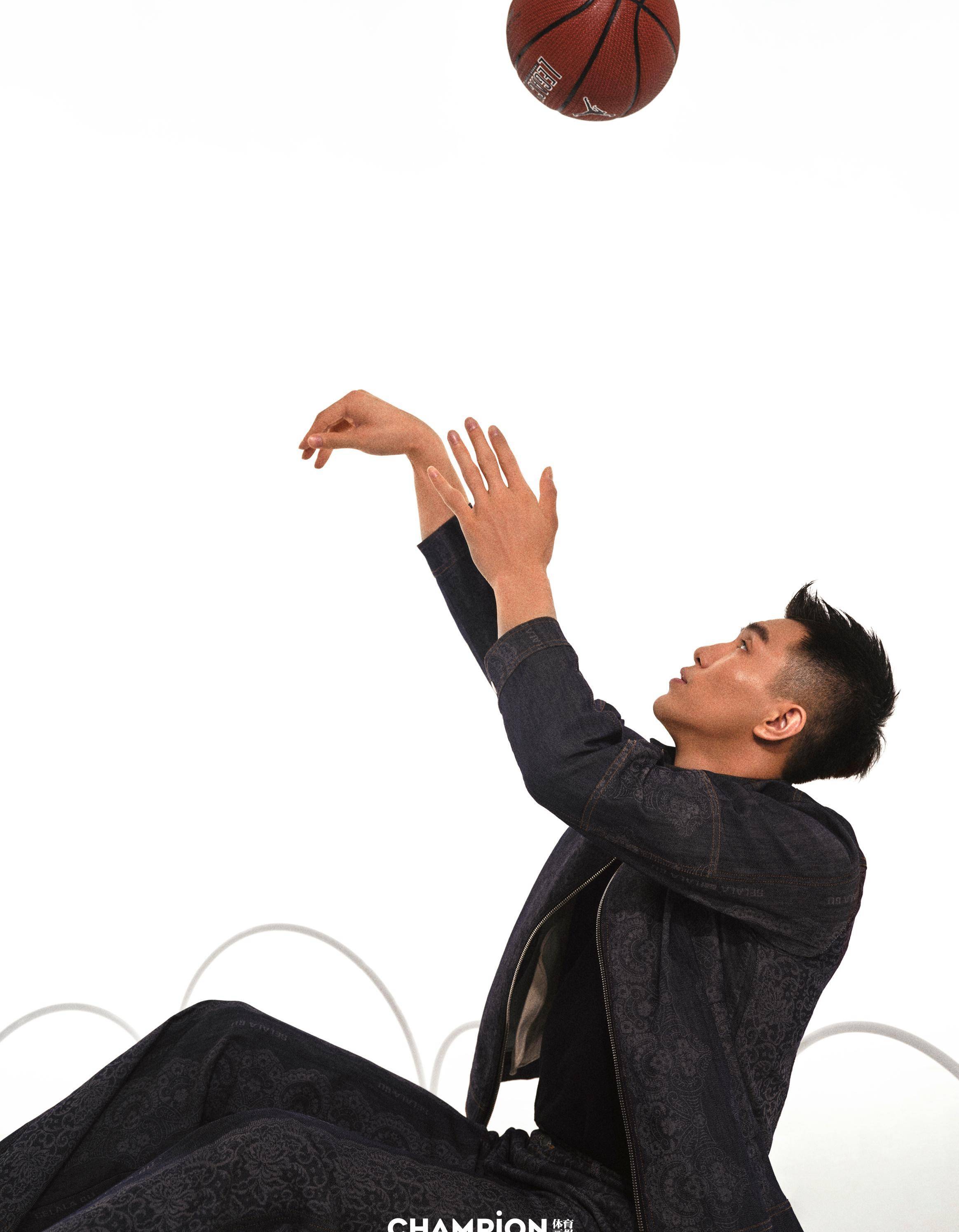 郭艾伦登《体育画报》八月封面,赤膊上阵秀八块腹肌,荷尔蒙爆棚_篮球