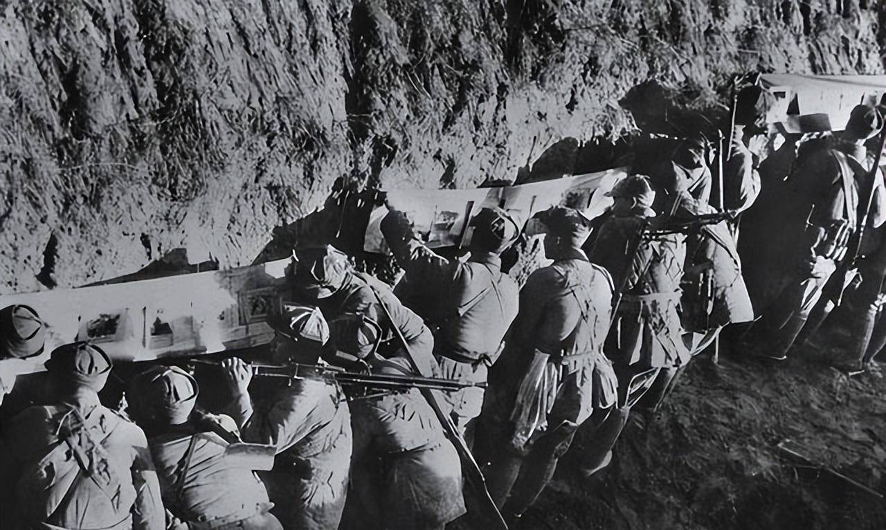 晋中战役,二营正激战,老乡挑着水往前冲,含泪说的话成战斗动员_敌人