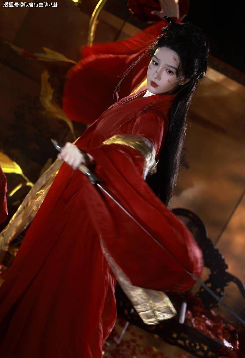 红衣女子舞剑图片