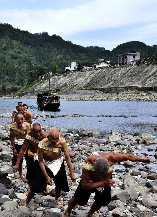 身上若无千斤担,谁拿身体换明天-纤夫的悲惨生活_悬崖_因为_地方