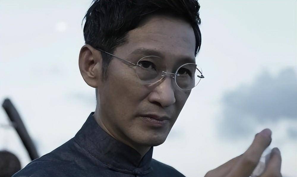 戏骨王劲松:34岁被傅彪改变命运,42岁首演男主,55岁婚姻成谜_角色