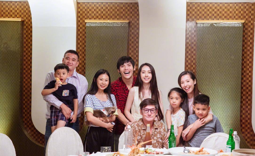 阔太郭碧婷亮相派对,穿蓝裙妆容精致又显嫩,产后状态不像俩娃妈_向佐