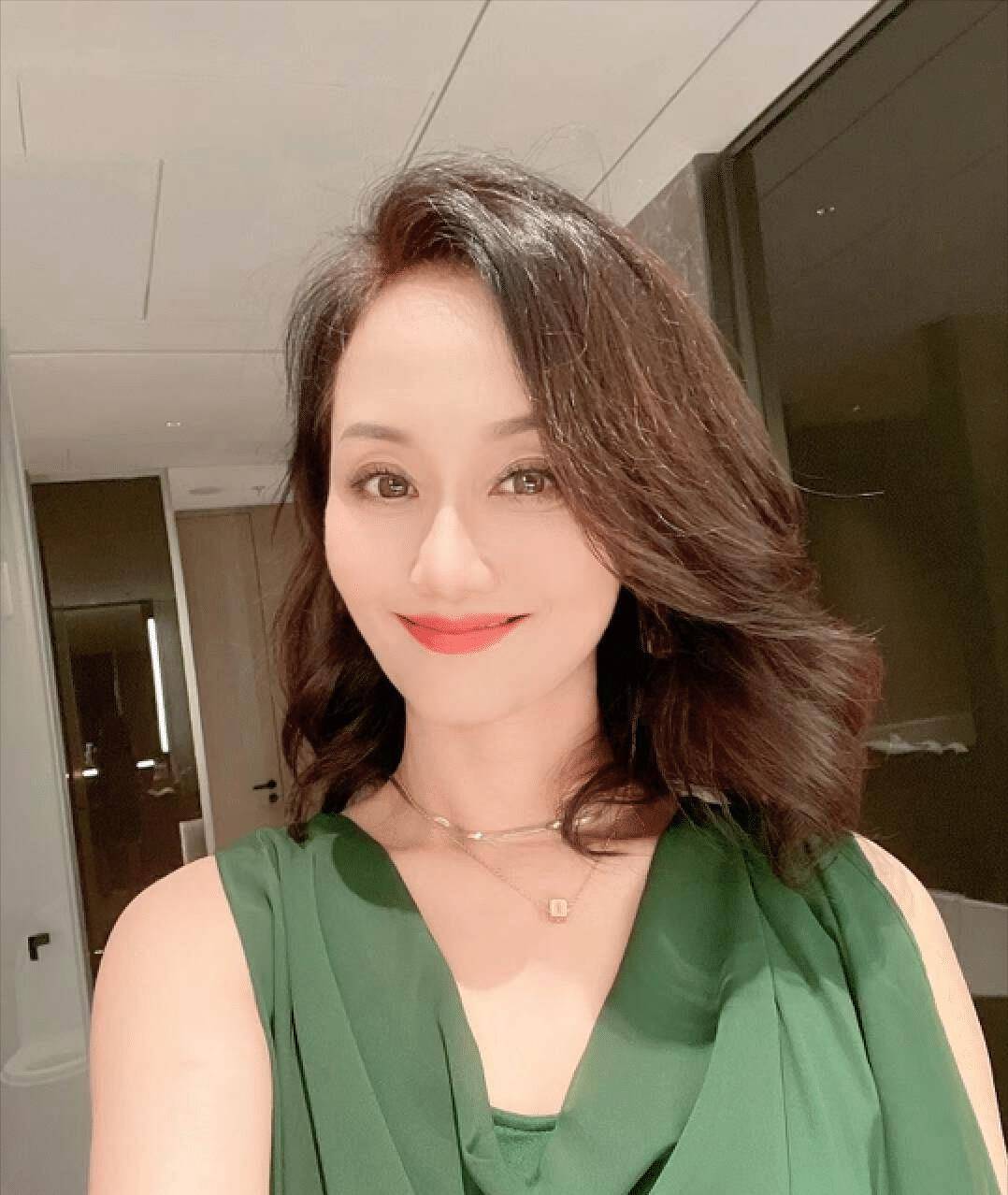 上海"阔太专业户"李颖:色选靓丽,发不过胸,到老都优雅贵气_气质_廓形