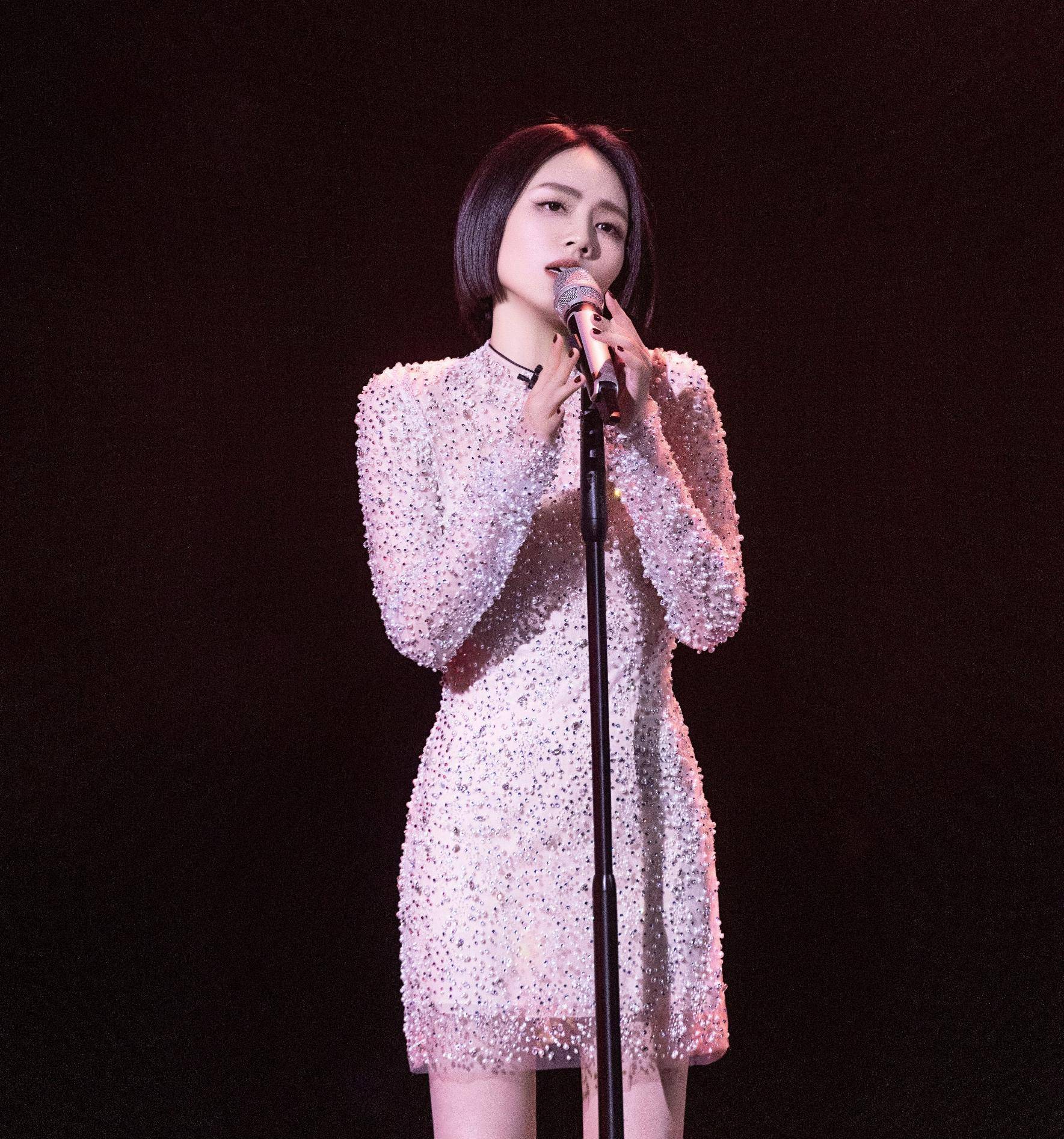 刘惜君登elle封面,穿时尚身材衣身材曼妙,太时尚_衬衫_黑色_头发