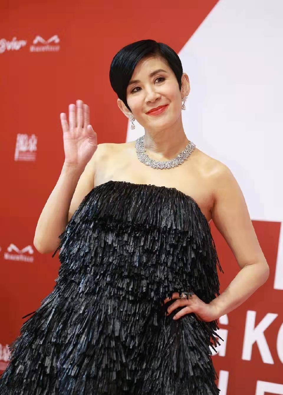 金像奖红毯大咖云集,86岁谢贤戴墨镜显精神,51岁古天乐皱纹明显_黑色