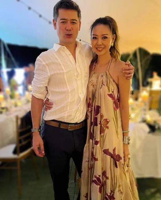 钟丽淇与朋友开心为老公庆生 晒夫妻恩爱合影老公白发明显_夫妻俩