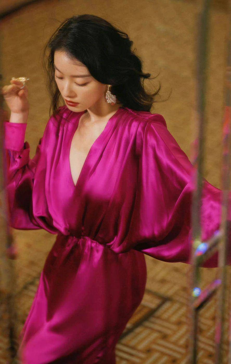 倪妮和奚美娟同框,一个穿着睡衣像巨星一样走红毯,另一个穿着普通又