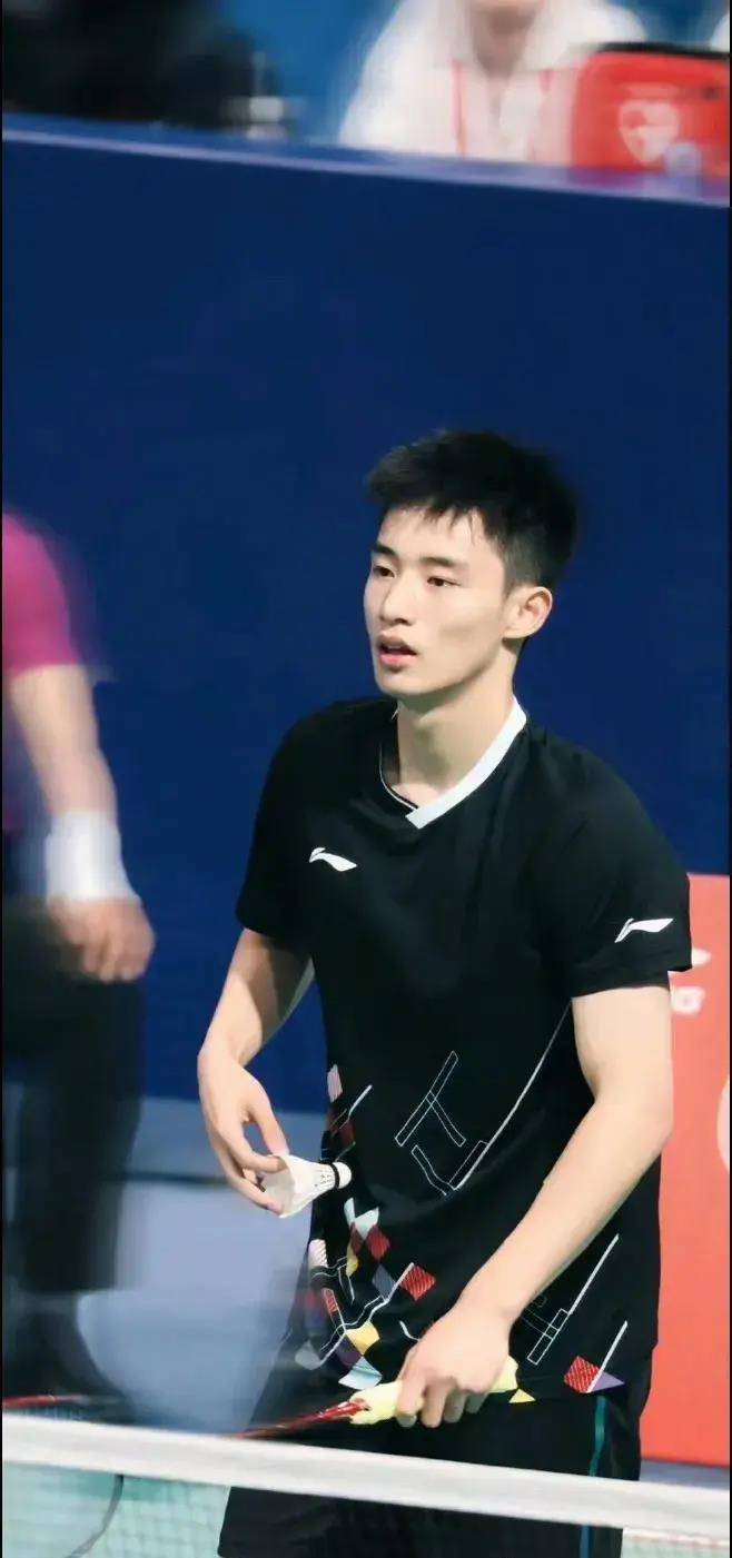 王正行在接受采访的时候说:他的球拍断裂了,比赛就