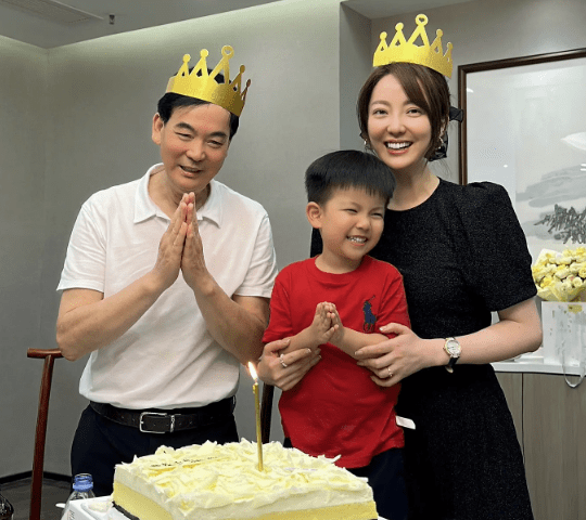 余声老公被抓1年后,崩溃大哭直呼难熬,放低身价卖货赚钱_网友_魏鹏