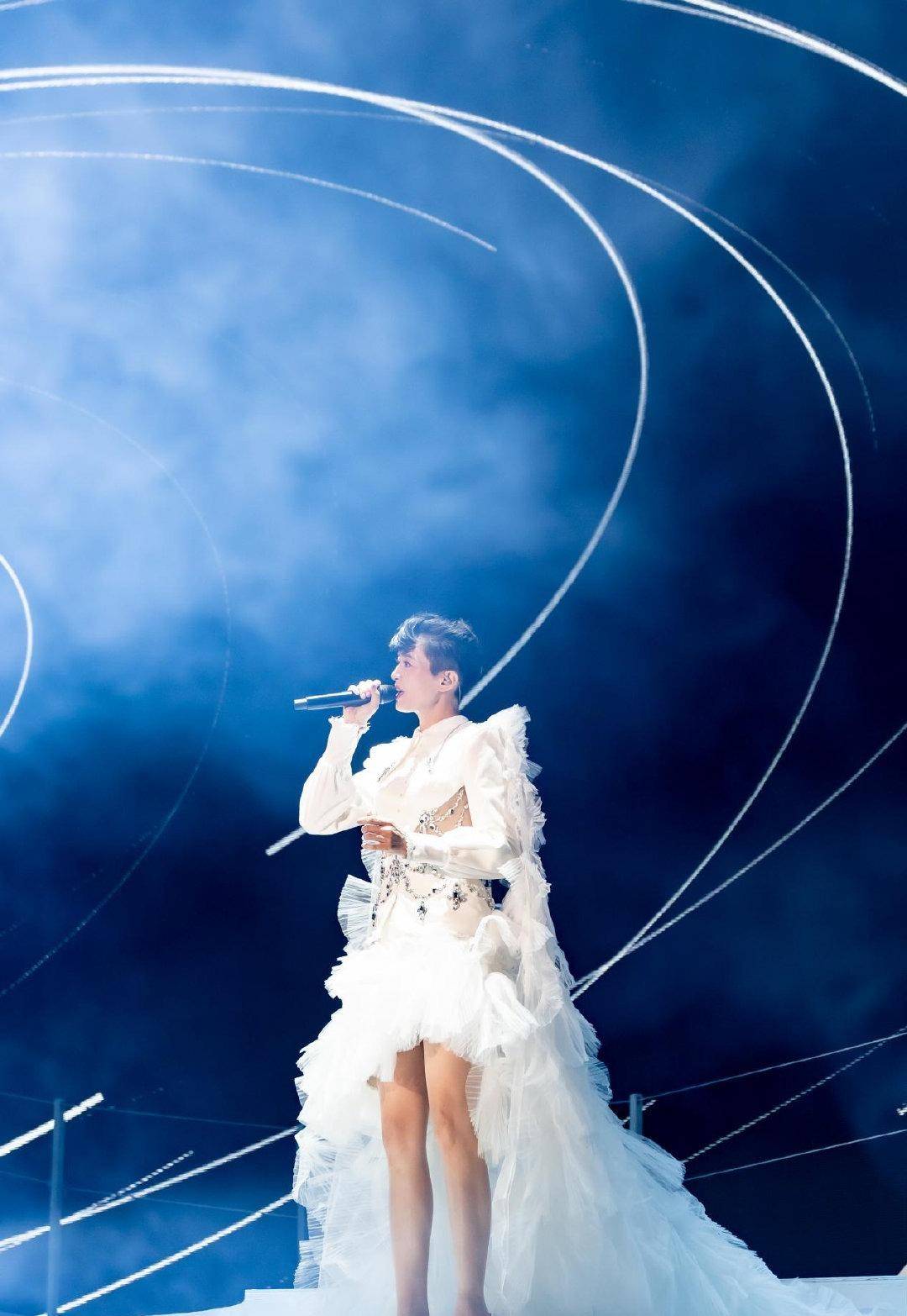 梁咏琪广州开唱全场爆满 与女儿惊喜"合唱"_gigi_演唱会_造型