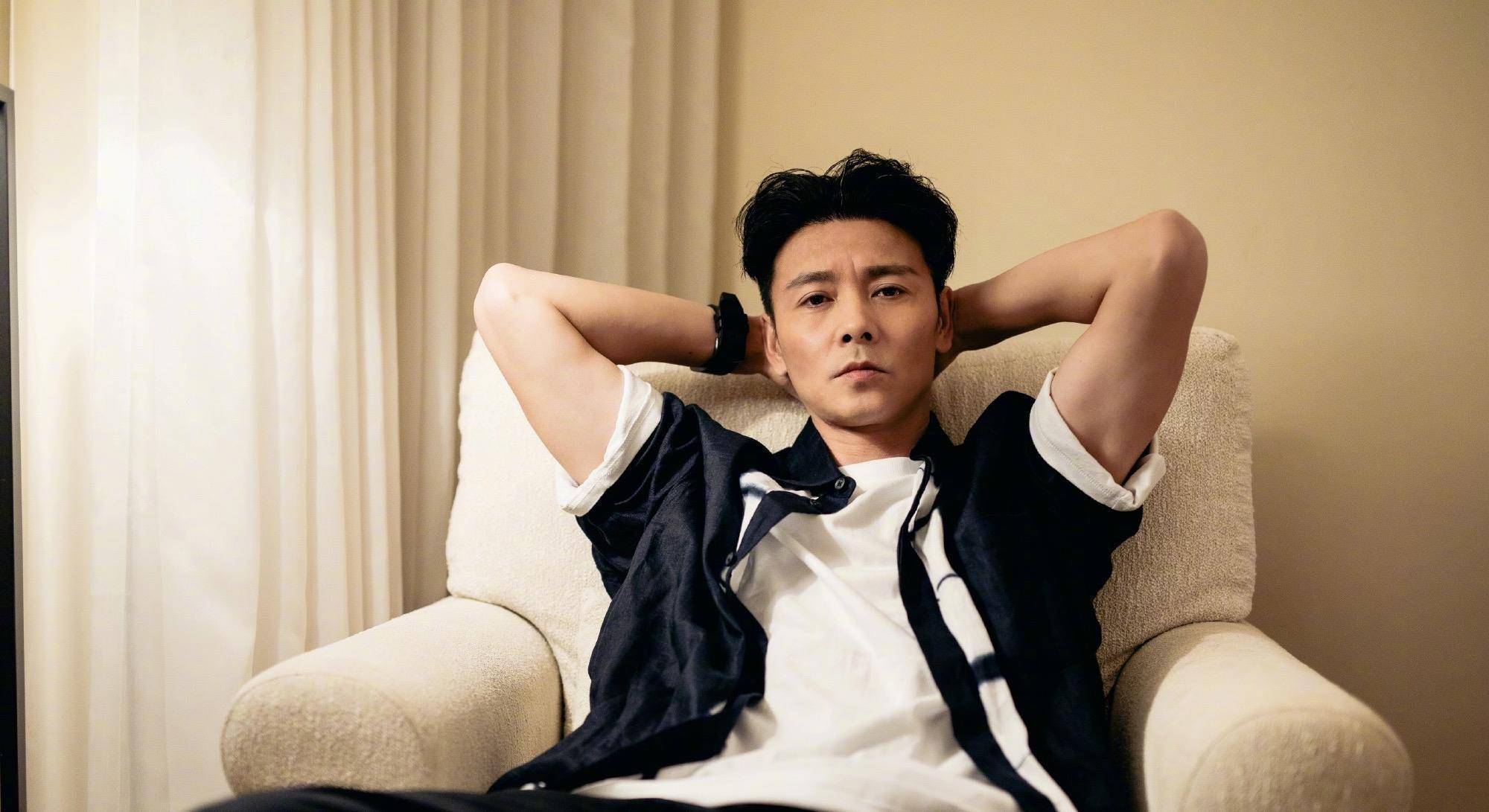 46岁张晋脚踩aj"一步登天",潮帅十足,还教周润发太极拳_替身_蔡少芬