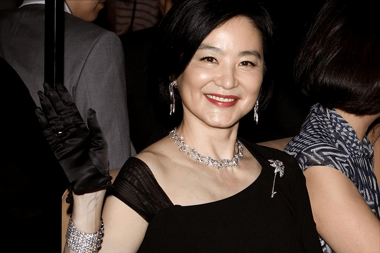 68岁林青霞真空上阵被嘲又胖又垂,2023年了还这么保守?