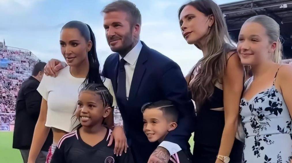 12岁的小七和爸爸穿着蓝色亲子装,好干净_女儿_妈妈_父母