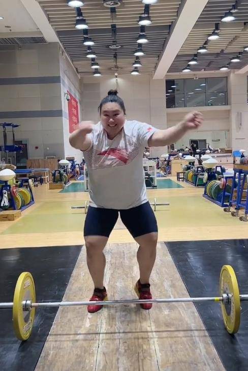 19岁世界冠军李雯雯:7次打破世界记录,却因搞笑天赋被网友喜爱_教练