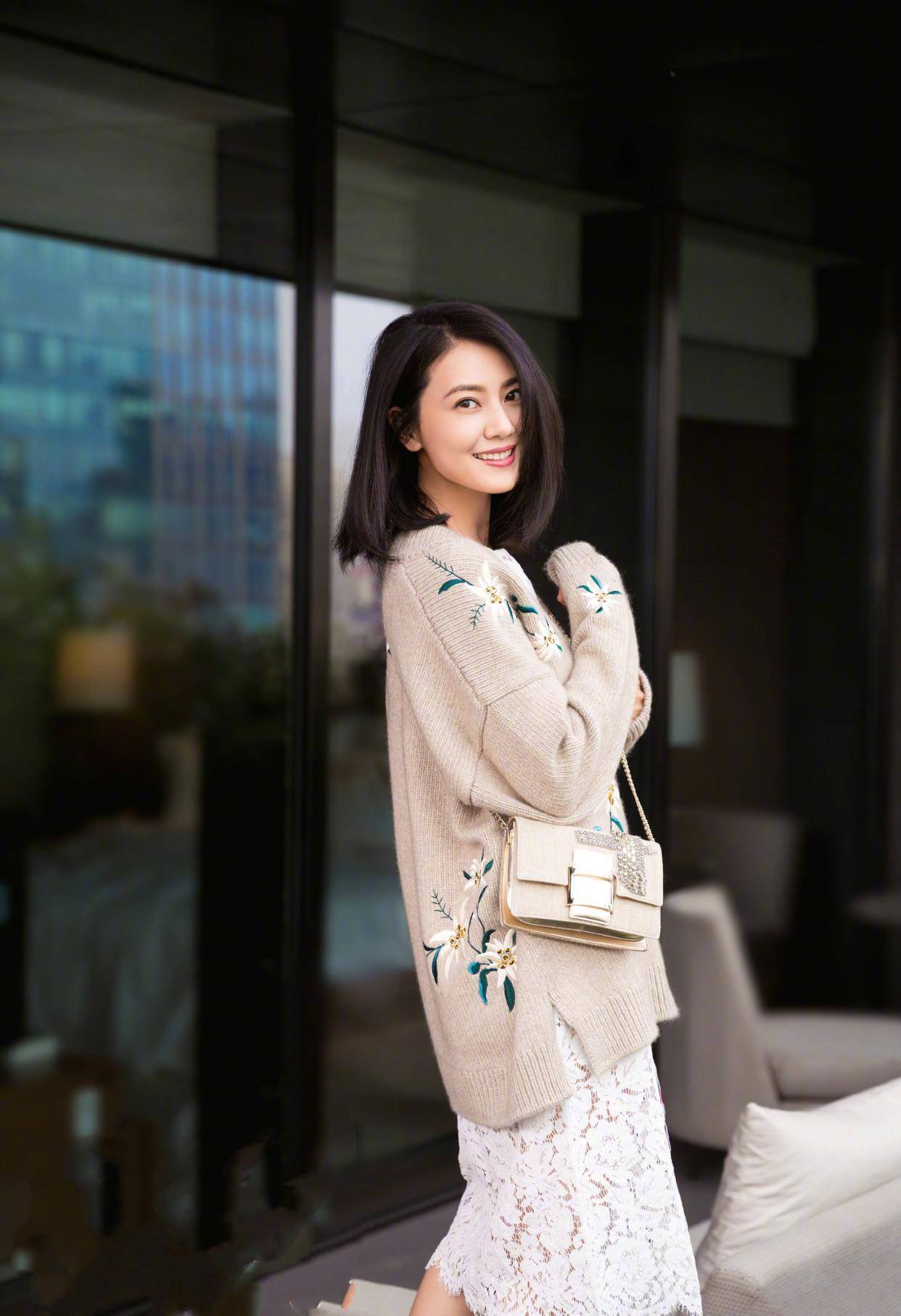 40岁女人穿衣不要"胡里胡哨",学高圆圆这样穿,减龄又有气质_女神_白色