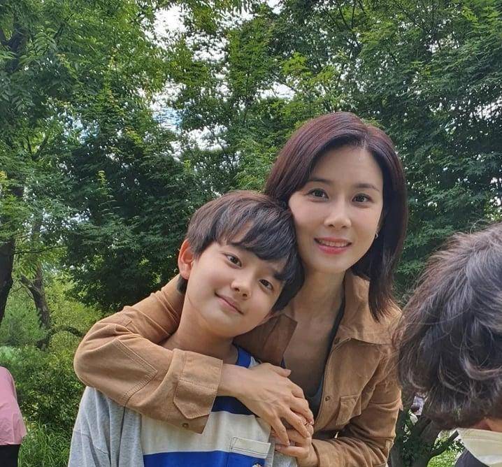 饰)小时候,以及在《我的上流世界》饰演李宝英的继子,刚好李宝英这次